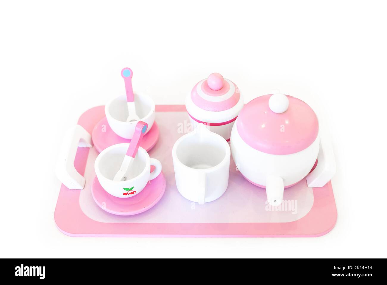 Un ensemble de tasses à thé en bois rose blanc pastel, dont 2 tasses à café avec petites cuillères à café, une théière, un pot à sucre et un pot à lait, est placé sur un plateau Banque D'Images