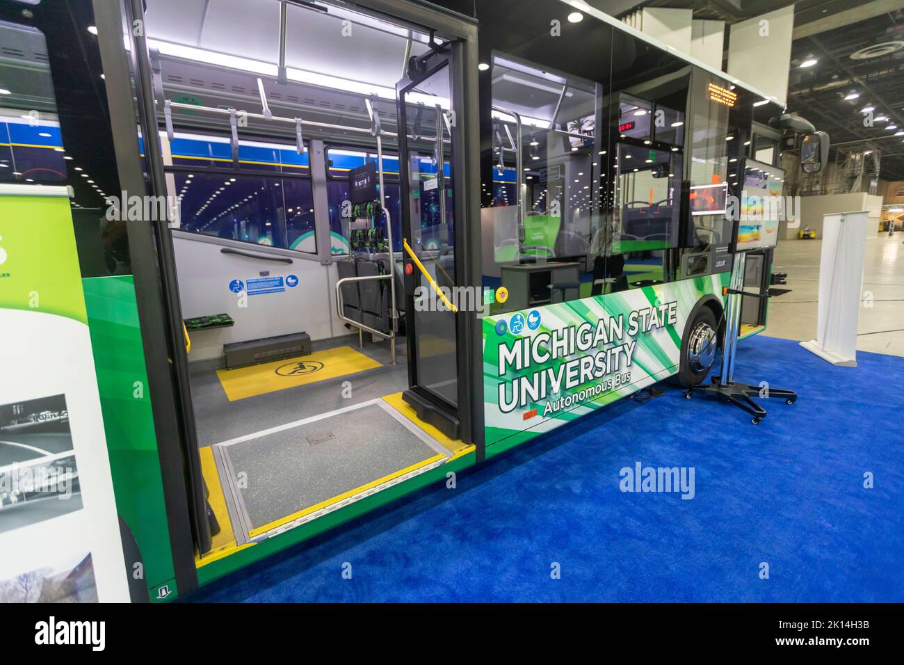 Detroit, Michigan, États-Unis. 14th septembre 2022. Un bus auto-pilotant alimenté par le logiciel Adastec affiche le salon de l'auto de l'Amérique du Nord. Le bus est actuellement utilisé à l'université d'État du Michigan. Crédit : Jim West/Alay Live News Banque D'Images