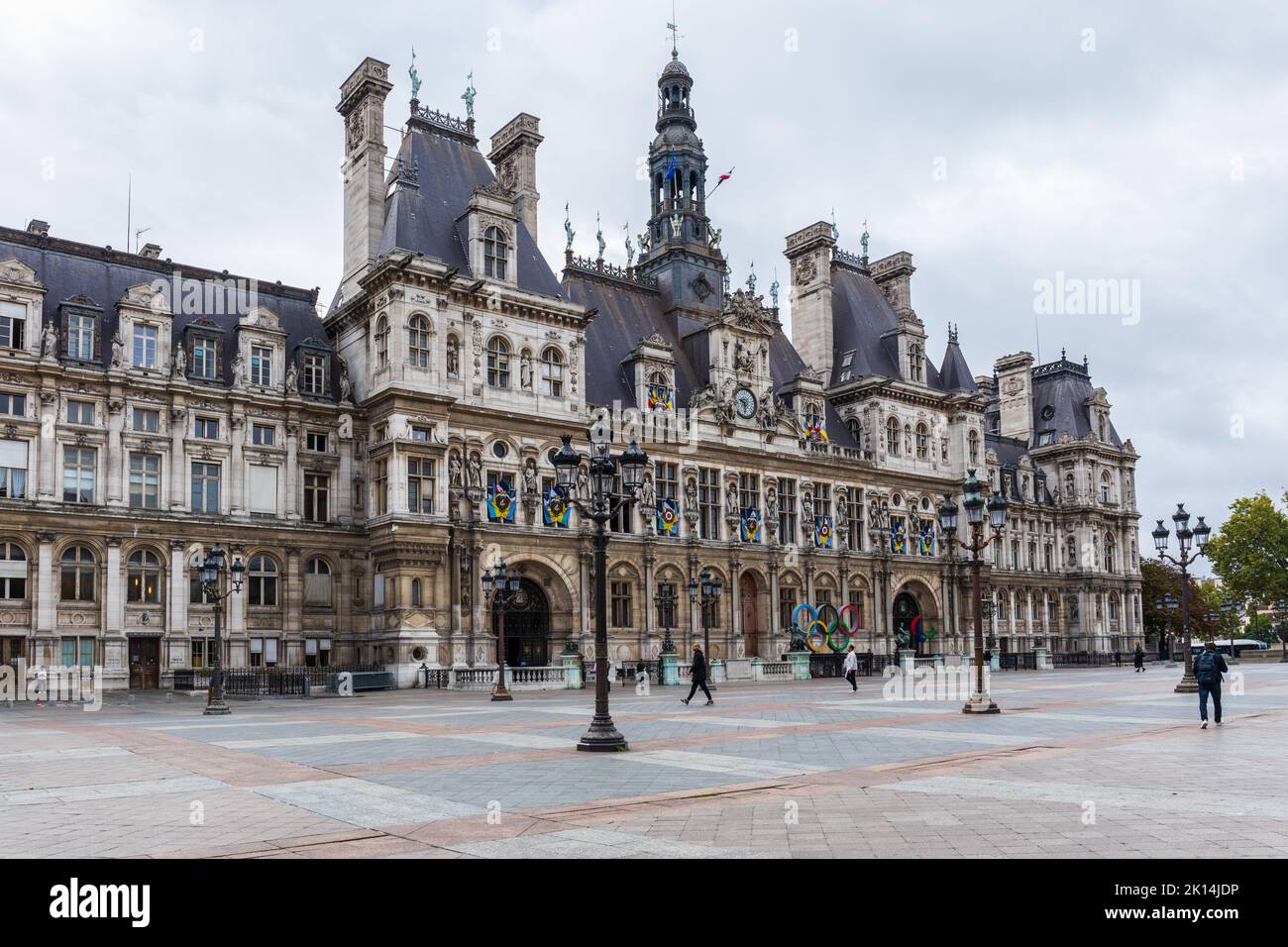 L'Hôtel de ville avec les anneaux olympiques pour les Jeux Olympiques de Paris 2024, Paris, France, Europe Banque D'Images