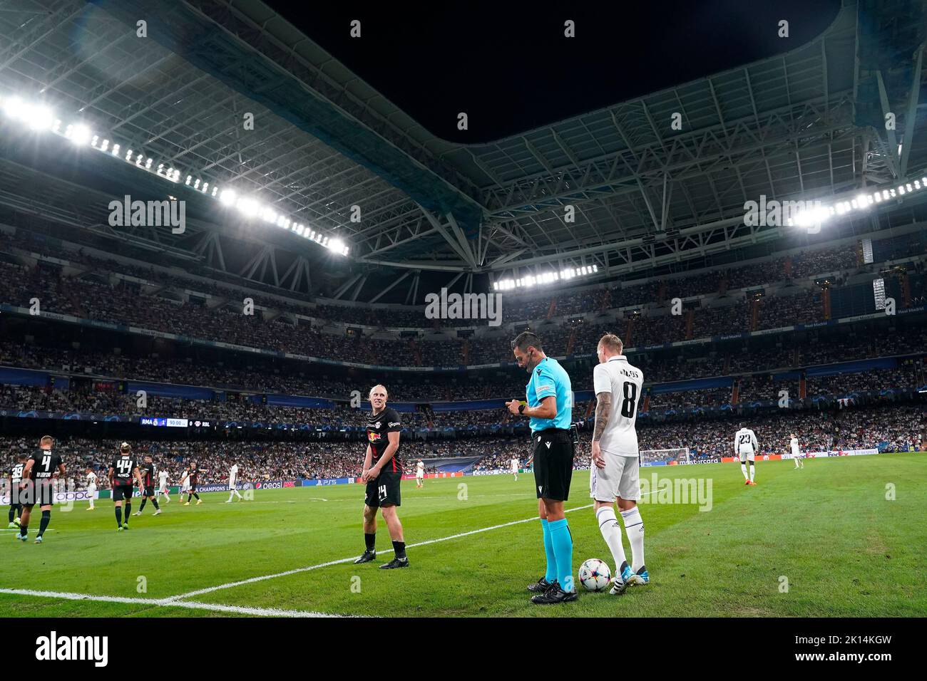 Xaver Schlager de RB Leipzig et Toni Kroos de Real Madrid lors du match de l'UEFA Champions League entre Real Madrid et RB Leipzig, Groupe F, a joué au stade Santiago Bernabeu le 14 septembre 2022 à Madrid, Espagne. (Photo de Magma / PRESSIN) Banque D'Images