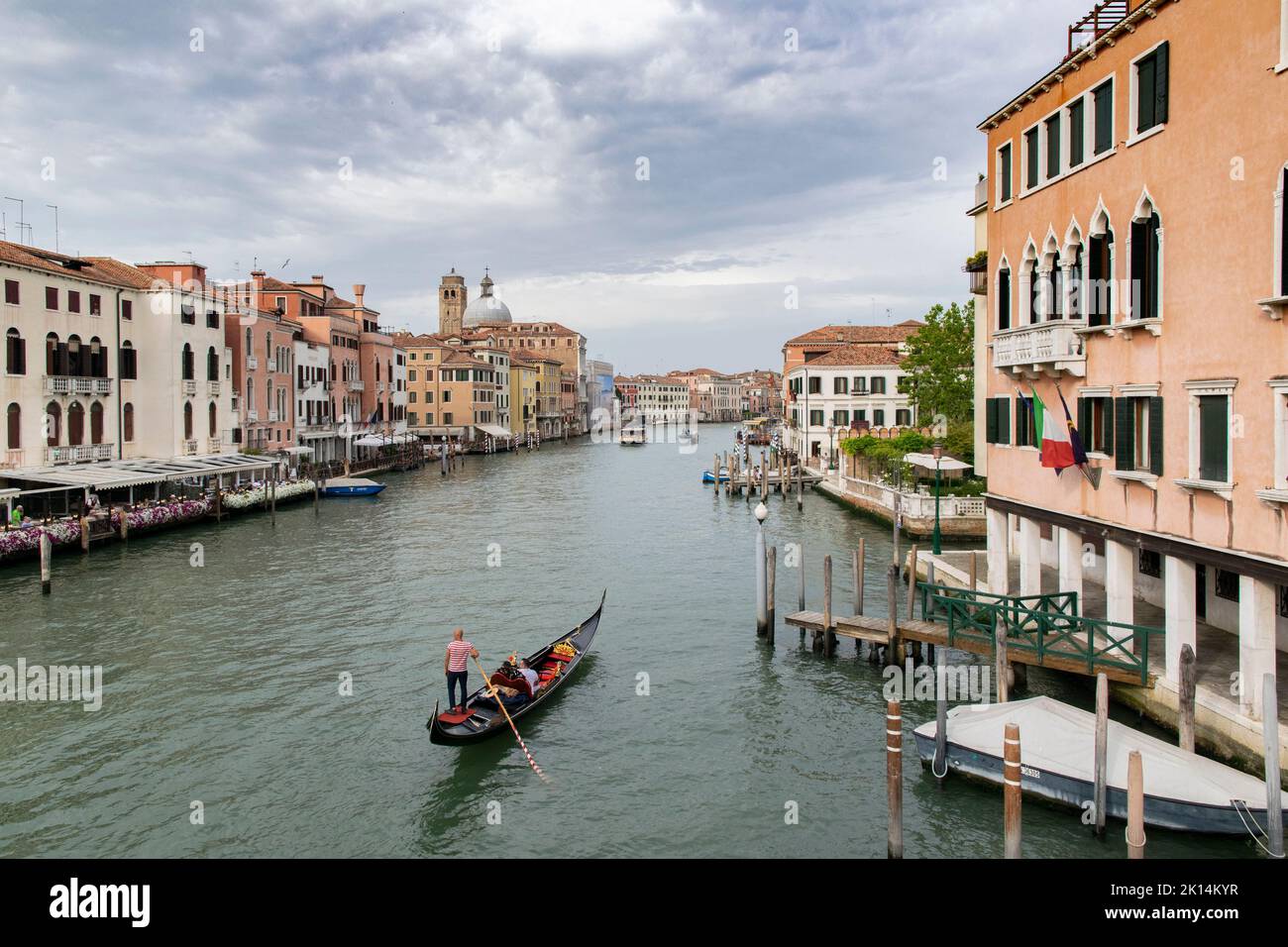 Touristes voyageant à des gondoles, bateaux typiques, à la ville de Venise, Italie Banque D'Images