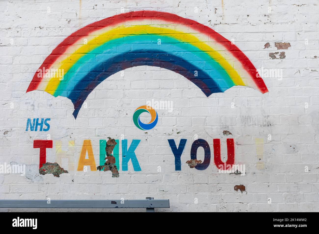 Rainbow et merci NHS message peint sur un mur pendant la pandémie de Covid-19 de 2020, maintenant décoloré avec la peinture écaillée en 2022, Winchester Hampshire Royaume-Uni Banque D'Images