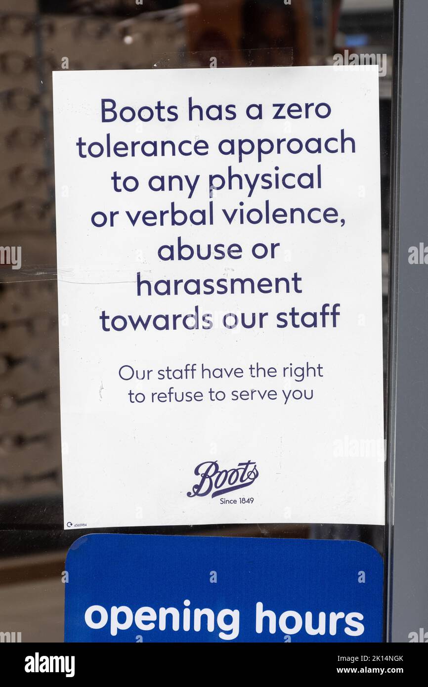 Avis à la porte de Boots la branche de Chemist indiquant que Boots a une approche de tolérance zéro à l'égard des abus physiques ou verbaux envers le personnel, Angleterre, Royaume-Uni Banque D'Images