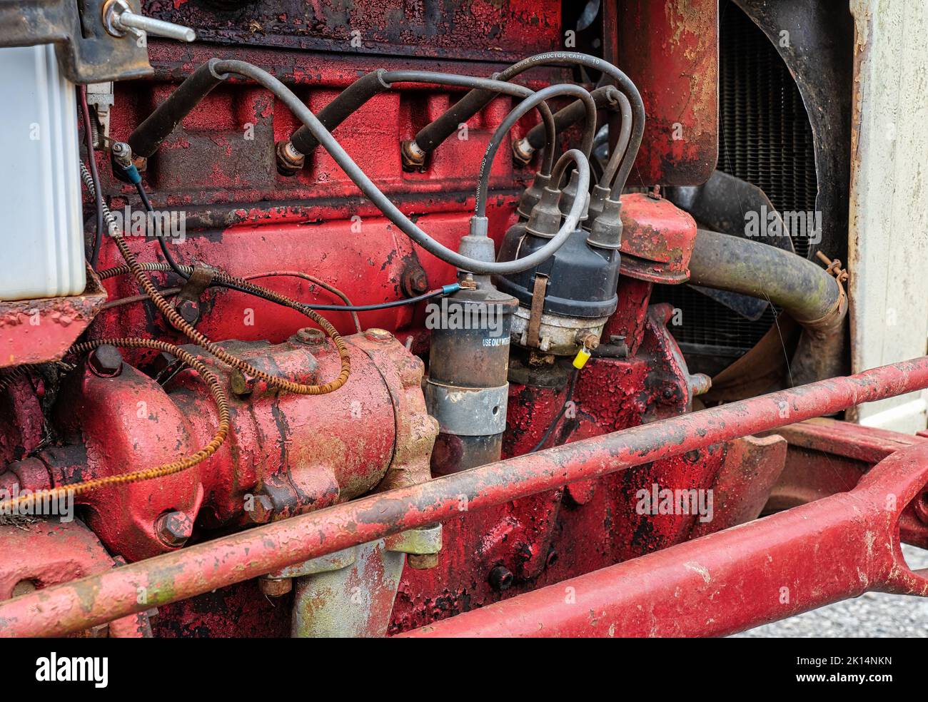 Moteur de tracteur à essence à quatre cylindres ancien. Banque D'Images