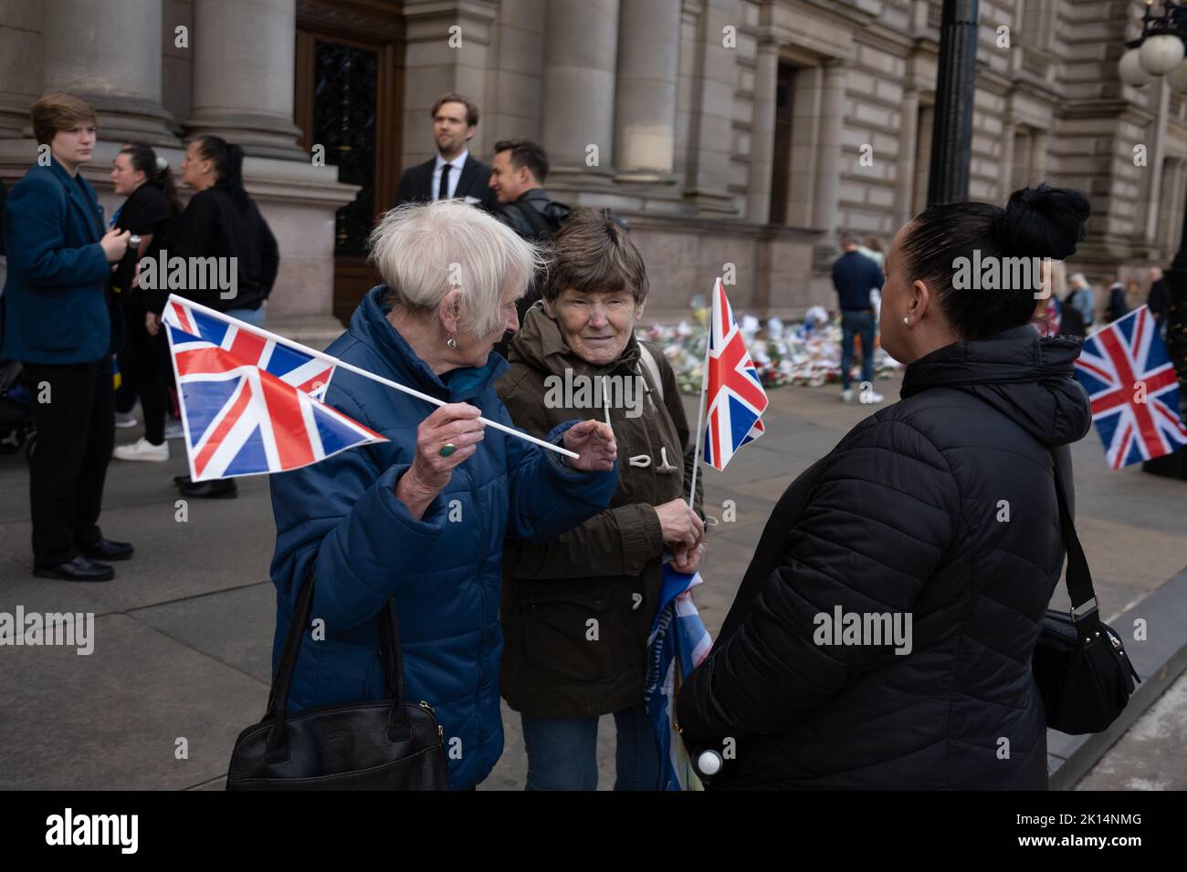 Glasgow, Écosse, 15 septembre 2022. La princesse Anne et son mari Sir Tim Laurence visitent les chambres de ville pour observer les fleurs déposées comme une marque de respect pour sa Majesté la reine Elizabeth II, décédée il y a une semaine, à Glasgow, en Écosse, le 15 septembre 2022. Crédit photo : Jeremy Sutton-Hibbert/Alay Live News. Banque D'Images