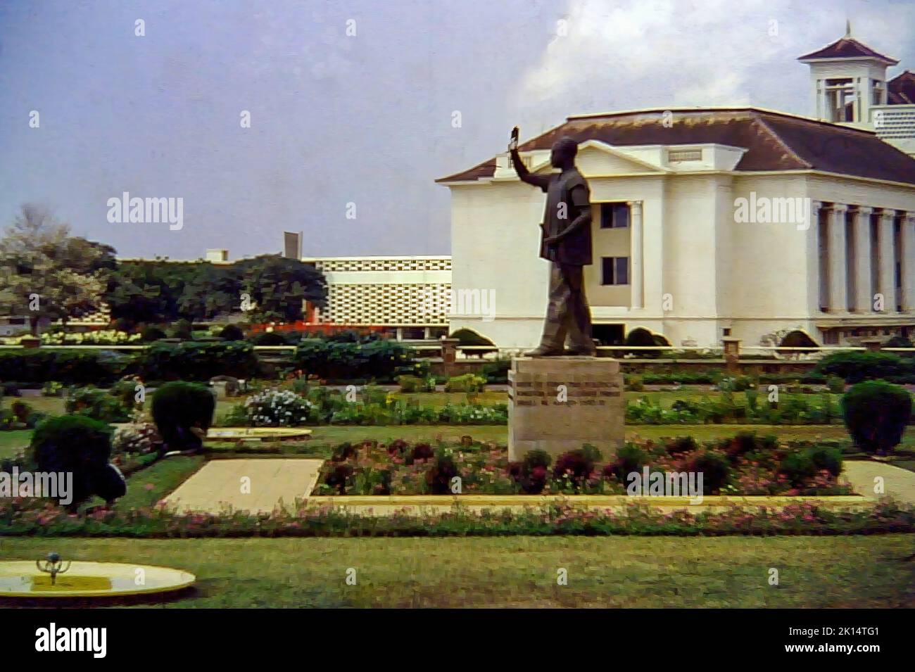 La statue du président Kwame Nkrumah devant le Parlement à Accra, Ghana, vers 1960 Banque D'Images