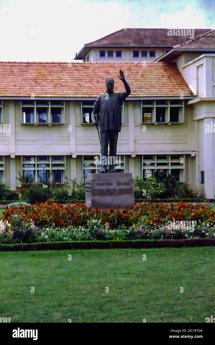 La statue du président Kwame Nkrumah devant le Parlement à Accra, Ghana, vers 1960 Banque D'Images