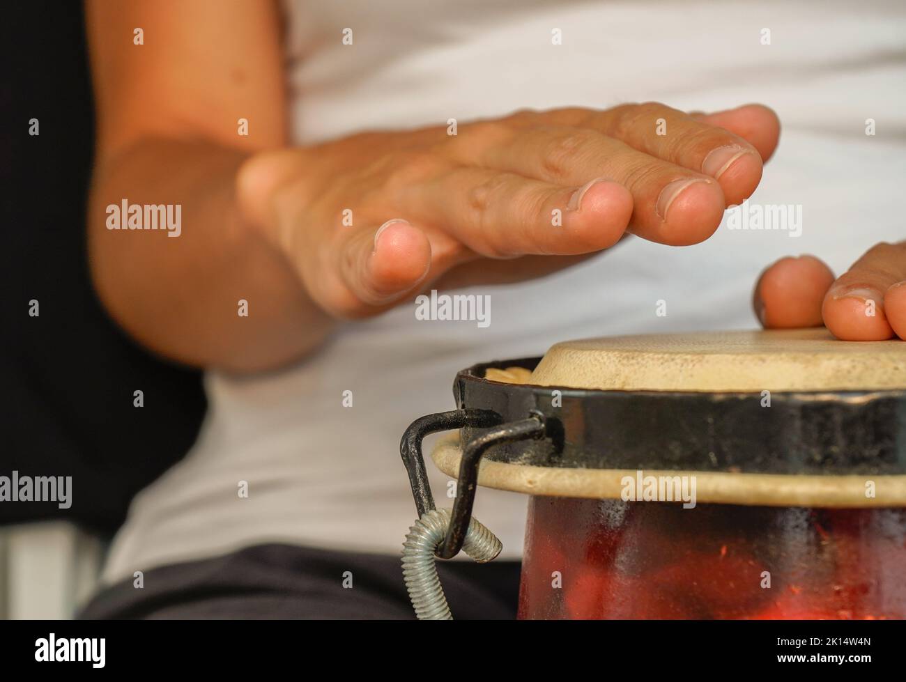 Atelier de tambour africain. Personne jouant un djembe avec ses mains. Vue aérienne. Mise au point sélective Banque D'Images