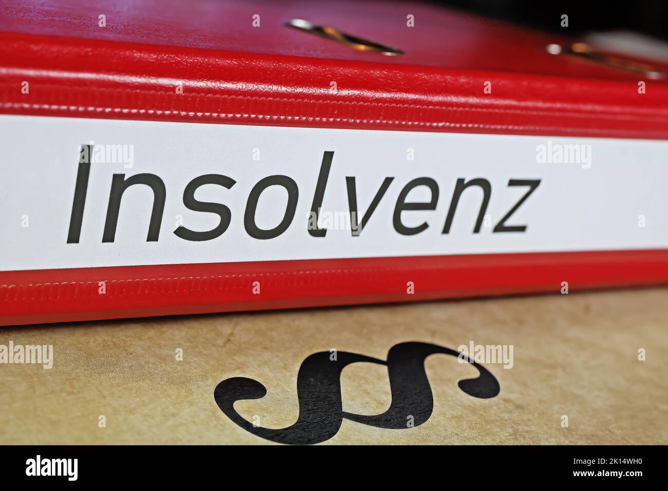 Gros plan d'un dossier isolé de dossiers rouges avec le mot allemand Insolvenz (traduction de l'anglais : insolvabilité), symbole de la loi de paragraphe Banque D'Images