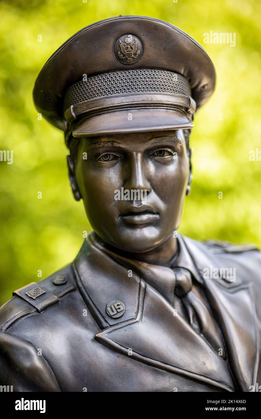 La première statue de bronze grandeur nature de la chanteuse américaine Elvis Aaron Presley (1935-1977) en Allemagne a été inaugurée le 13th août 2021 sur le pont fluvial des États-Unis dans la ville thermale de Bad Nauheim, Hesse, Allemagne, initiée par les fans, 3D modèle par la société EGO3D, coulée par la fonderie Rincker. Elvis a vécu à Bad Nauheim lorsqu'il a servi dans l'armée américaine de 1958 à 1960. Banque D'Images
