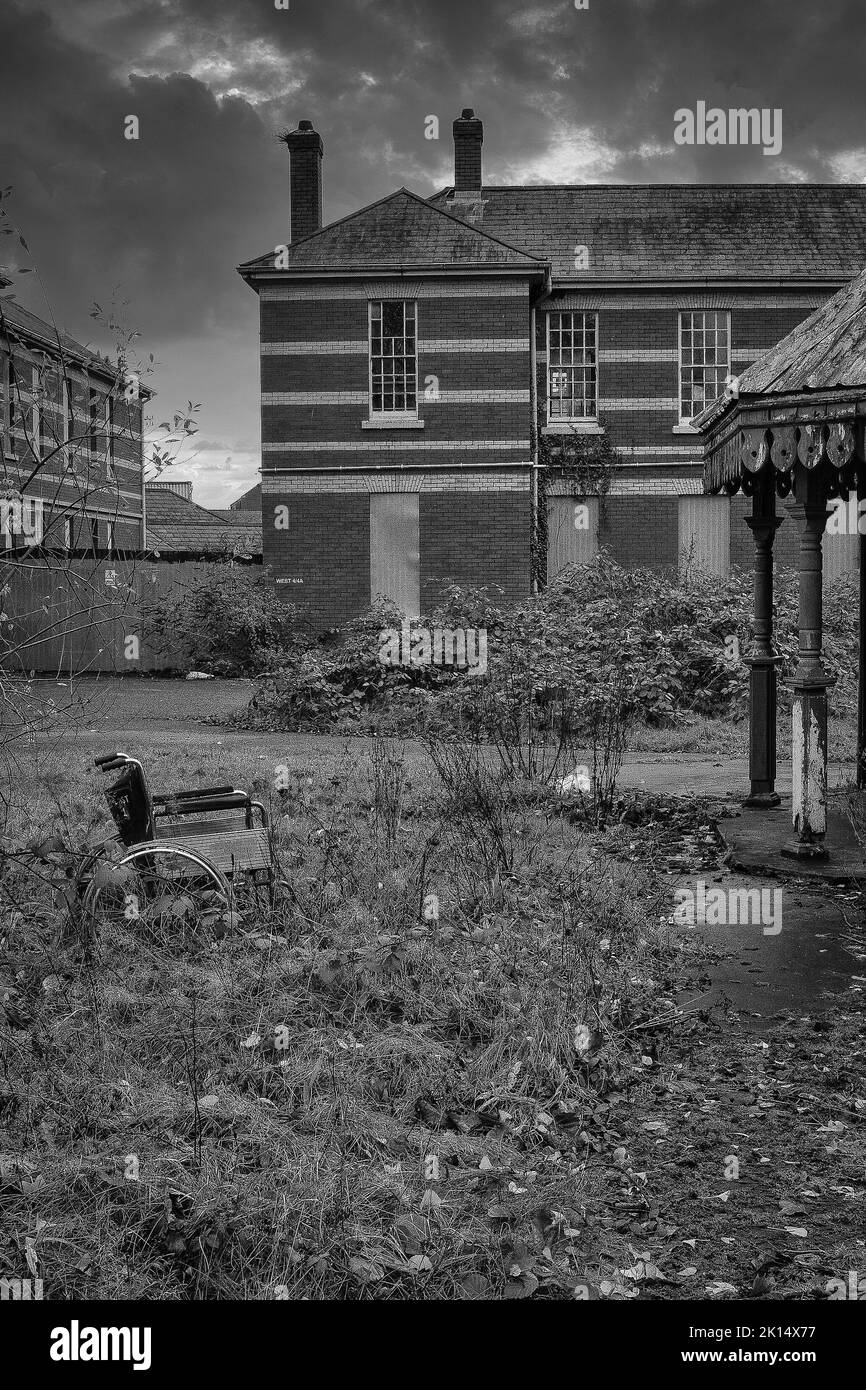 Ciel orageux au-dessus d'un hôpital psychiatrique abandonné - effrayant et atmosphérique. Noir et blanc Banque D'Images