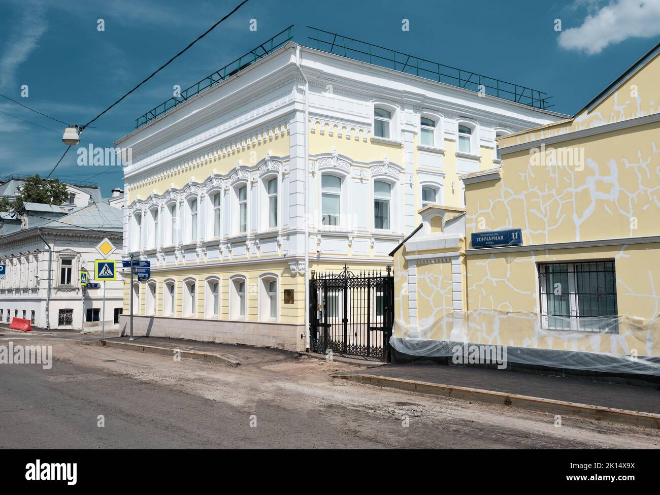 La rue Goncharnaya, une ancienne demeure de 19th ans qui abrite aujourd'hui le Bureau du représentant des régions d'Ulyanovsk auprès du gouvernement russe, point de repère : Mosc Banque D'Images La rue Goncharnaya, une ancienne demeure de 19th ans qui abrite aujourd'hui le Bureau du représentant des régions d'Ulyanovsk auprès du gouvernement russe, point de repère : Mosc Banque D'Images