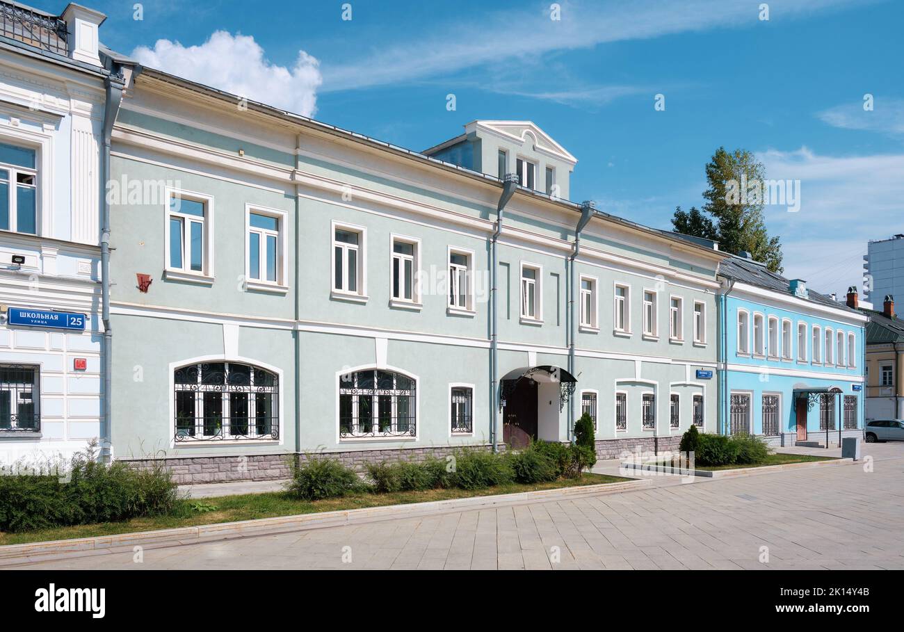 Ensemble architectural Rogozhskaya Yamskaya Sloboda, rue Shkolnaya, ancien bâtiment avec un mansarde, 1917, objet du patrimoine culturel : Moscou, Russie - A Banque D'Images