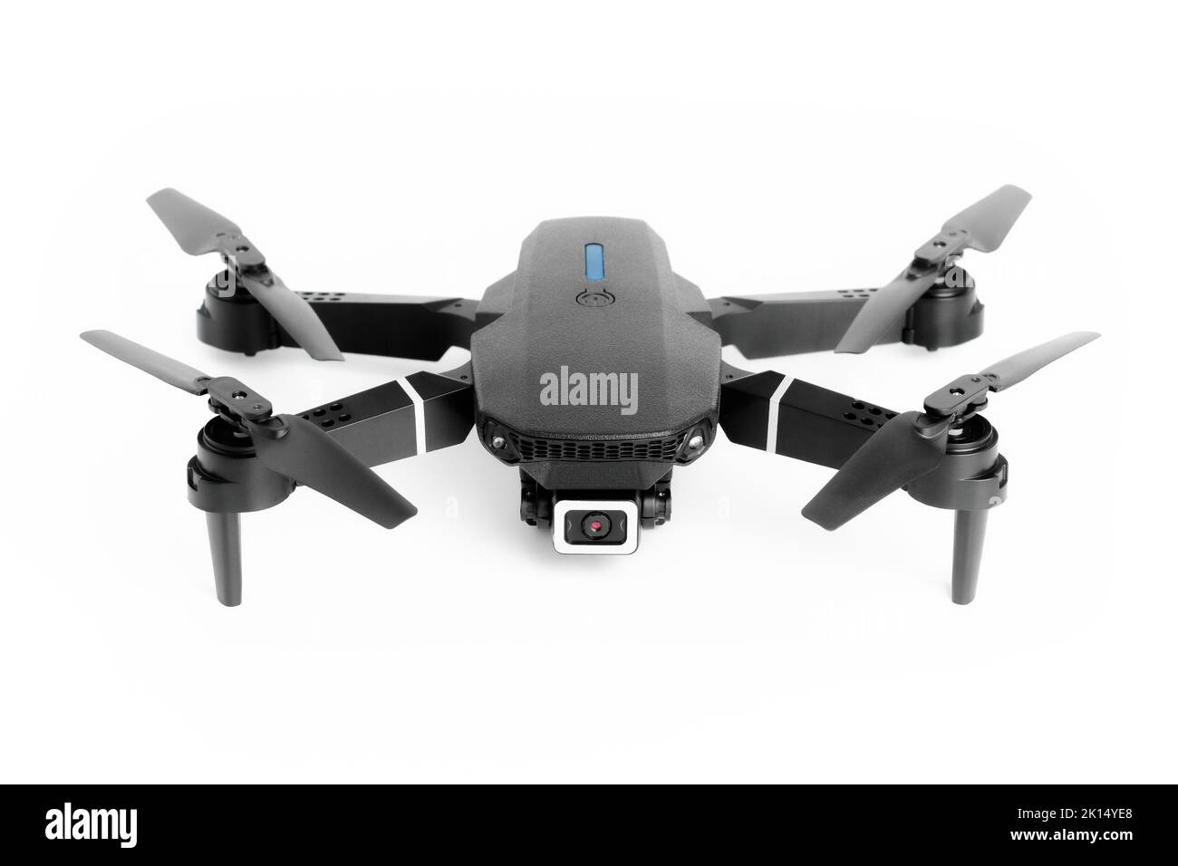 Vue avant d'un petit drone moderne avec fonction d'enregistrement vidéo, fond blanc, gros plan Banque D'Images