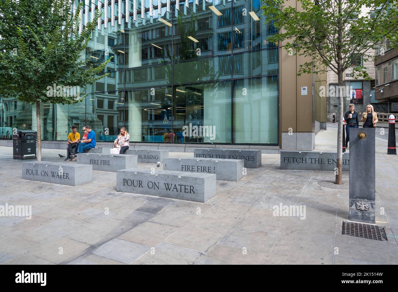Sièges en pierre de granit avec des mots sculptés de Londons Burning, une chanson pour enfants sur le Grand incendie de Londres. Monument Square, Londres, Angleterre, Royaume-Uni Banque D'Images