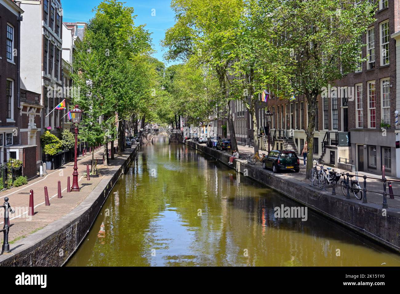 Amsterdam, pays-Bas - août 2022 : vue panoramique sur l'un des canaux de la ville avec feuillage d'été sur les arbres Banque D'Images