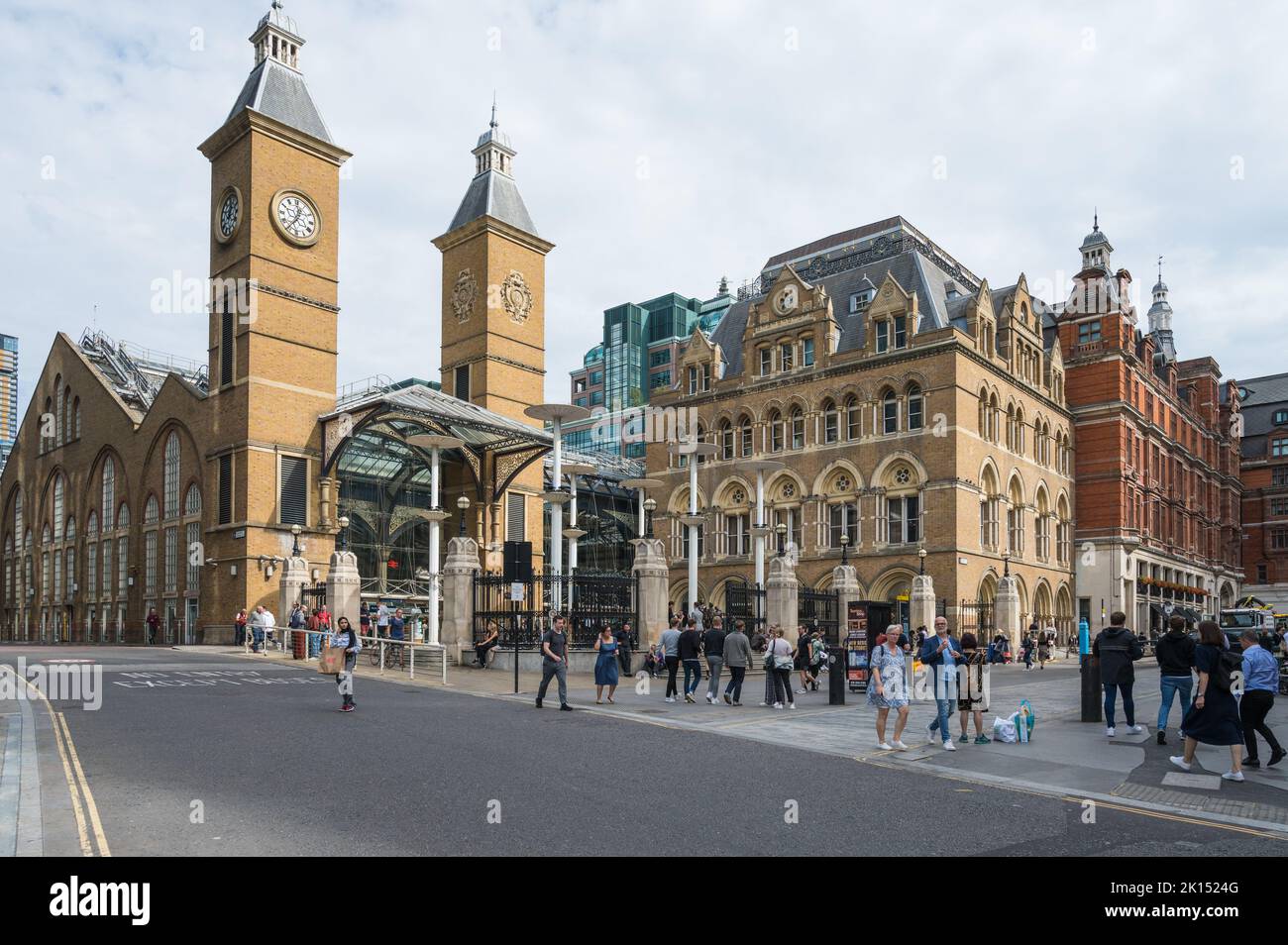 Liverpool Street est animée par les gens devant la gare, lors d'une journée d'automne. Londres, Angleterre, Royaume-Uni Banque D'Images