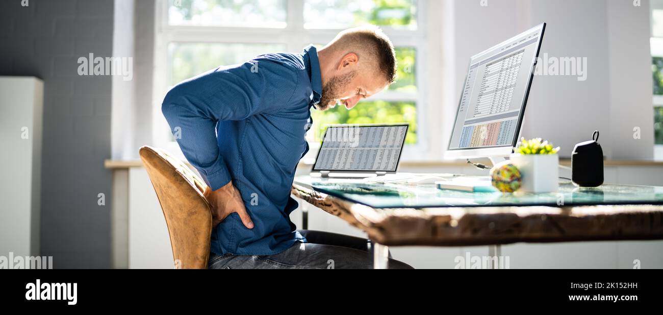 Homme avec douleur de dos.Mauvaise posture du bureau Banque D'Images