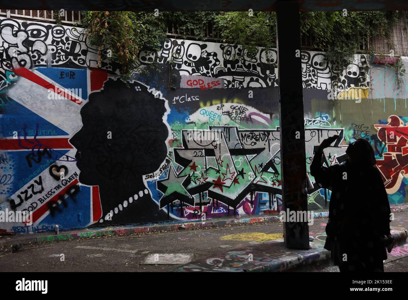 Londres, Royaume-Uni. 15 septembre 2022. Un graffiti inspiré sur la reine Elizabeth II de Grande-Bretagne, comme un hommage au monarque après sa mort. Date de la photo: Jeudi 15 septembre 2022, Londres. Crédit : Isabel Infantes/Alay Live News Banque D'Images