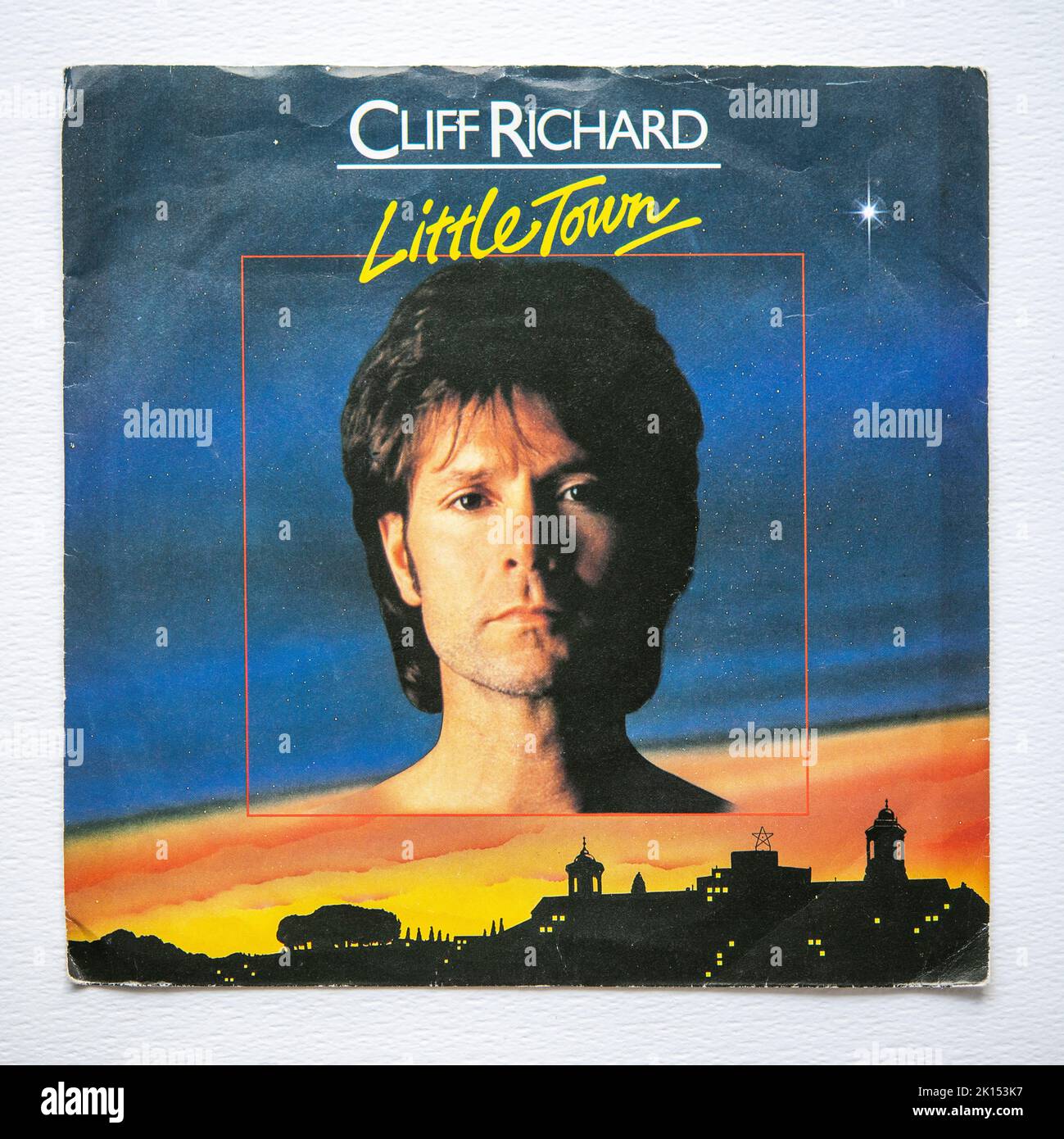 Sept pouces vinyle image couverture de la version de Noël 1982 frappé Little Town par Cliff Richard Banque D'Images