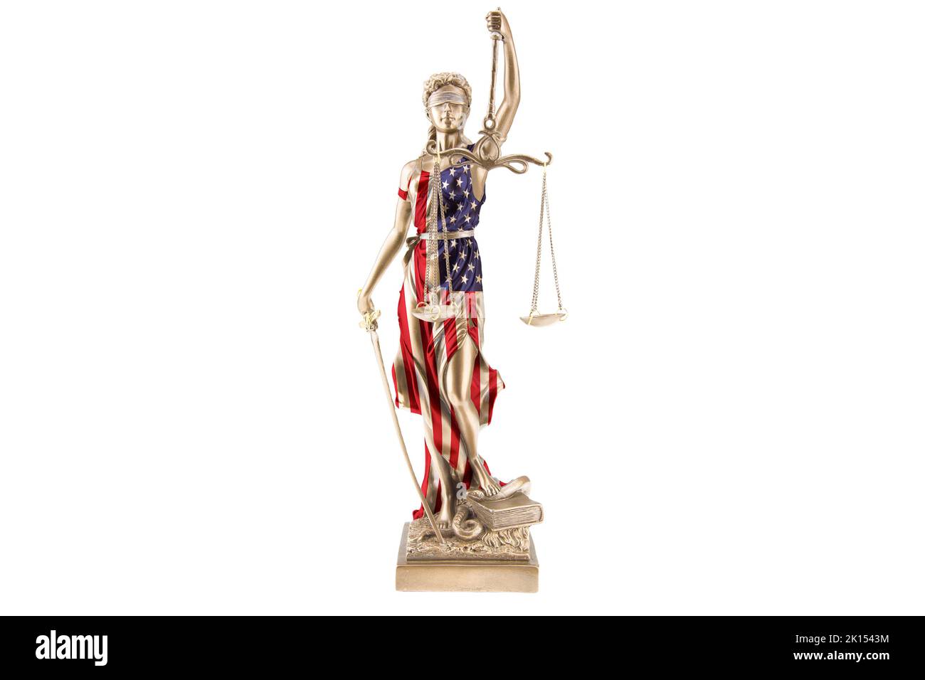Une statue de la Justice porte le drapeau national des Etats-Unis comme robe. Elle marche sur un serpent et tient une balance dans sa main. Arrière-plan blanc. Banque D'Images