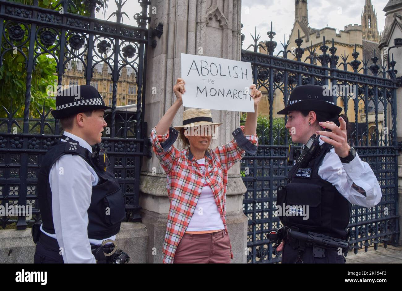 Londres, Royaume-Uni. 12th septembre 2022. Un protestant anti-monarchie devant le Parlement avant l'arrivée du roi Charles. Le roi Charles III s'est rendu au Parlement aujourd'hui pour recevoir la motion de Condorence. Banque D'Images
