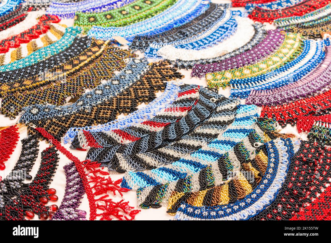 Colliers colorés à perles - bijoux traditionnels ukrainiens style etnic dans des couleurs vives, hutsul herdan ou gerdan. Colliers faits à la main au magasin souvenir Banque D'Images
