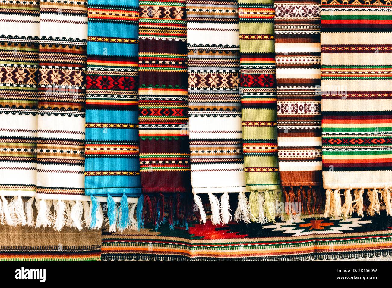 Tapis et tapis traditionnels ukrainiens de la région des Carpathes à vendre. Tapis tissés ornementaux fabriqués avec de la laine de mouton comme toile de fond wi Banque D'Images