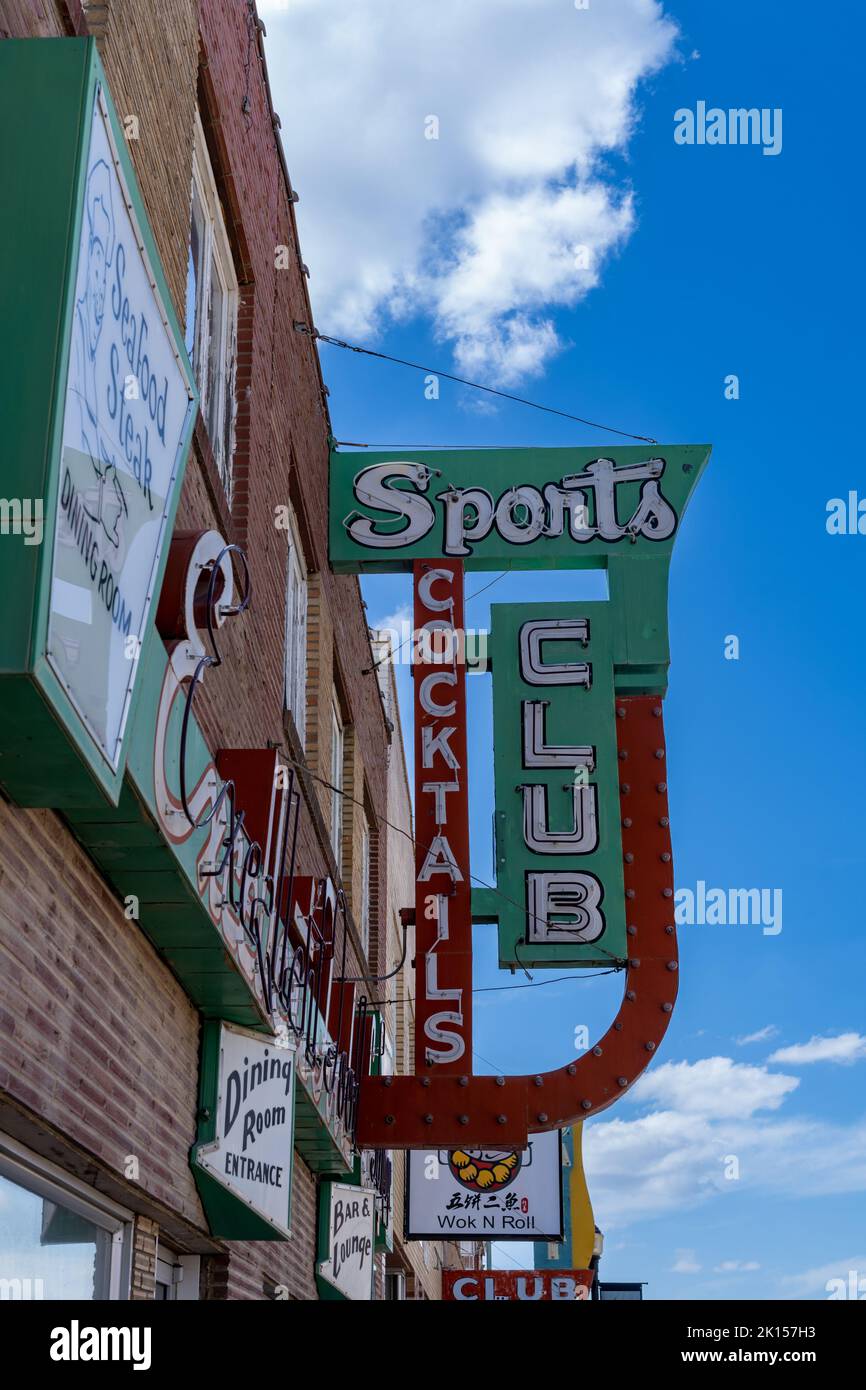 Shelby, Montana - 2 juillet 2022 : panneau pour le bar-salon du club sportif dans le centre-ville Banque D'Images