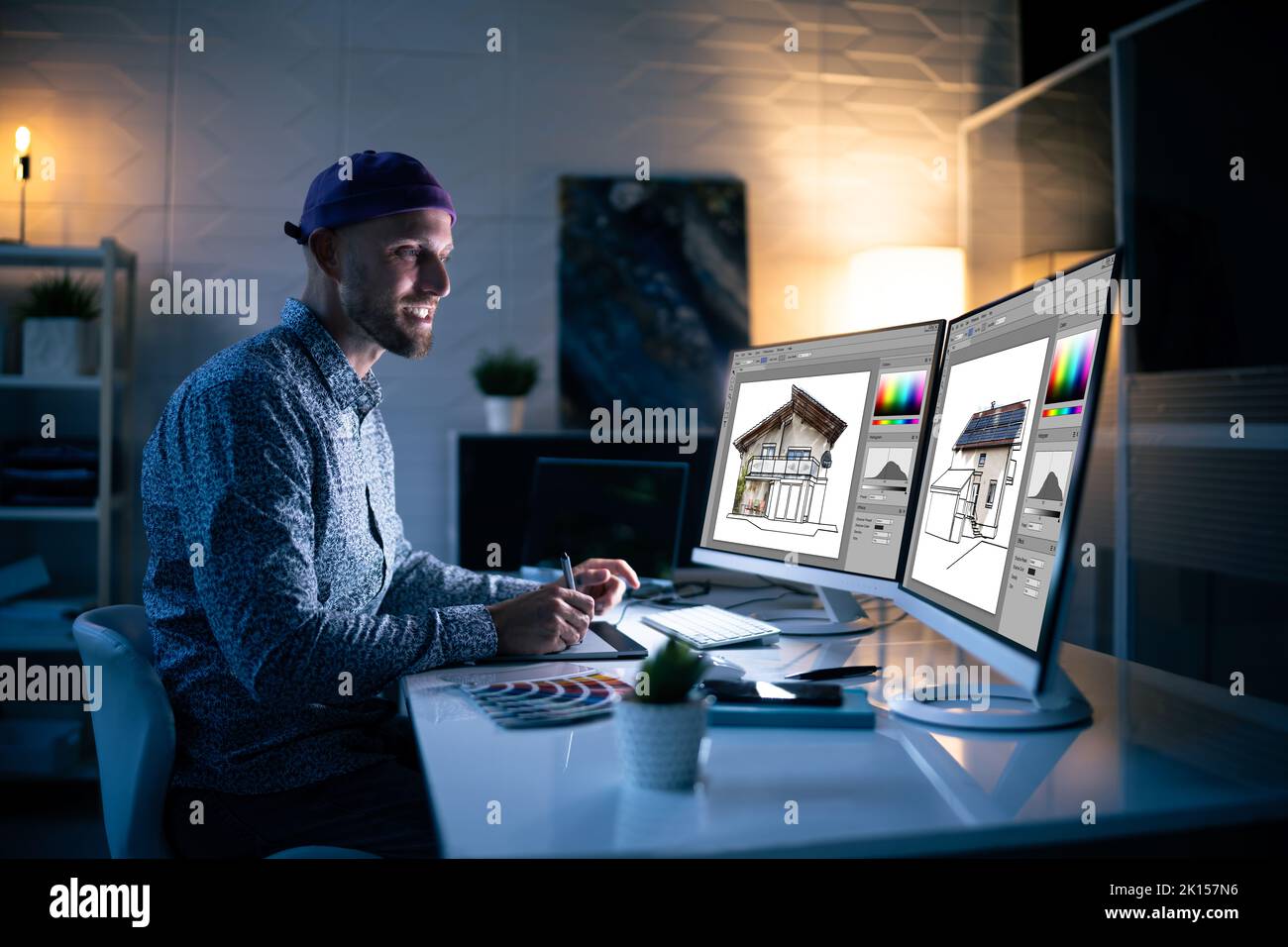 Graphiste travaillant tard dans la nuit au bureau Banque D'Images