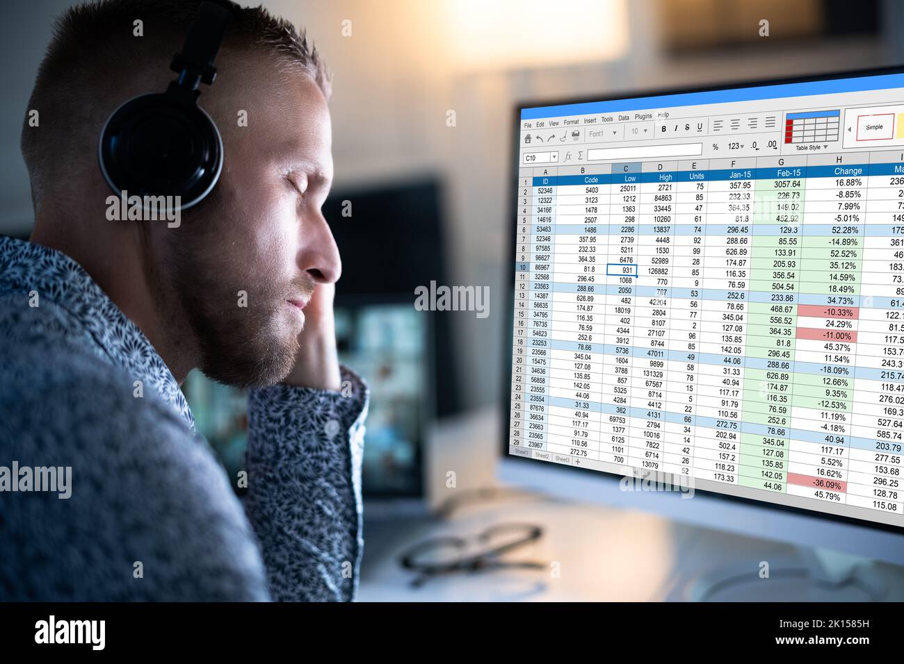 Ennuyé Homme dormant au travail la nuit. Privation de sommeil Banque D'Images