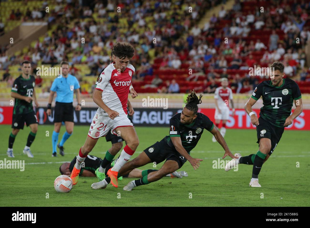 Monaco, Monaco, le 15th septembre 2022. Samy Mmaee de Ferencvaros défie Maghnes Akliouche de MONACO lors du match de l'UEFA Europa League au Stade Louis II, Monaco. Le crédit photo devrait se lire: Jonathan Moscrop / Sportimage Banque D'Images