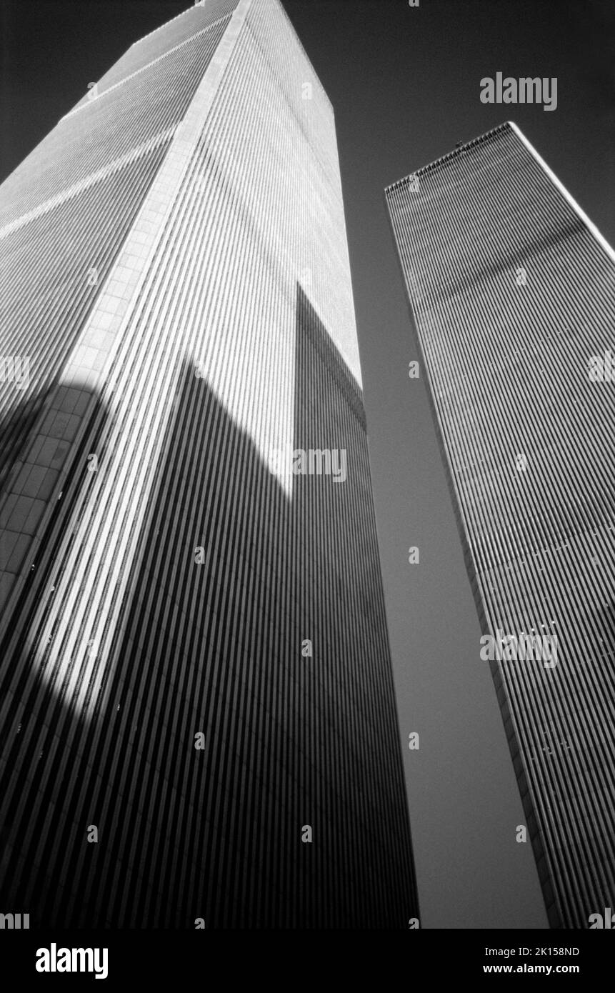 Les tours jumelles du WTC, World Trade Center, dominent pacifiquement les gratte-ciel de Lower Manhattan avant les attaques terroristes de 11 septembre. Banque D'Images