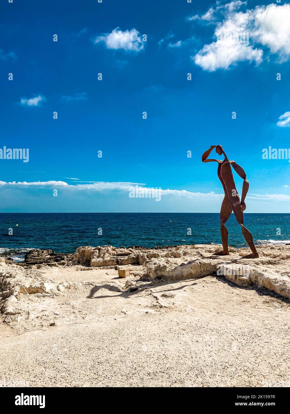 Magnifique paysage de la plage de Playa de l'Ampolla et de la mer avec une statue à Moraira, en Espagne de l'est Banque D'Images