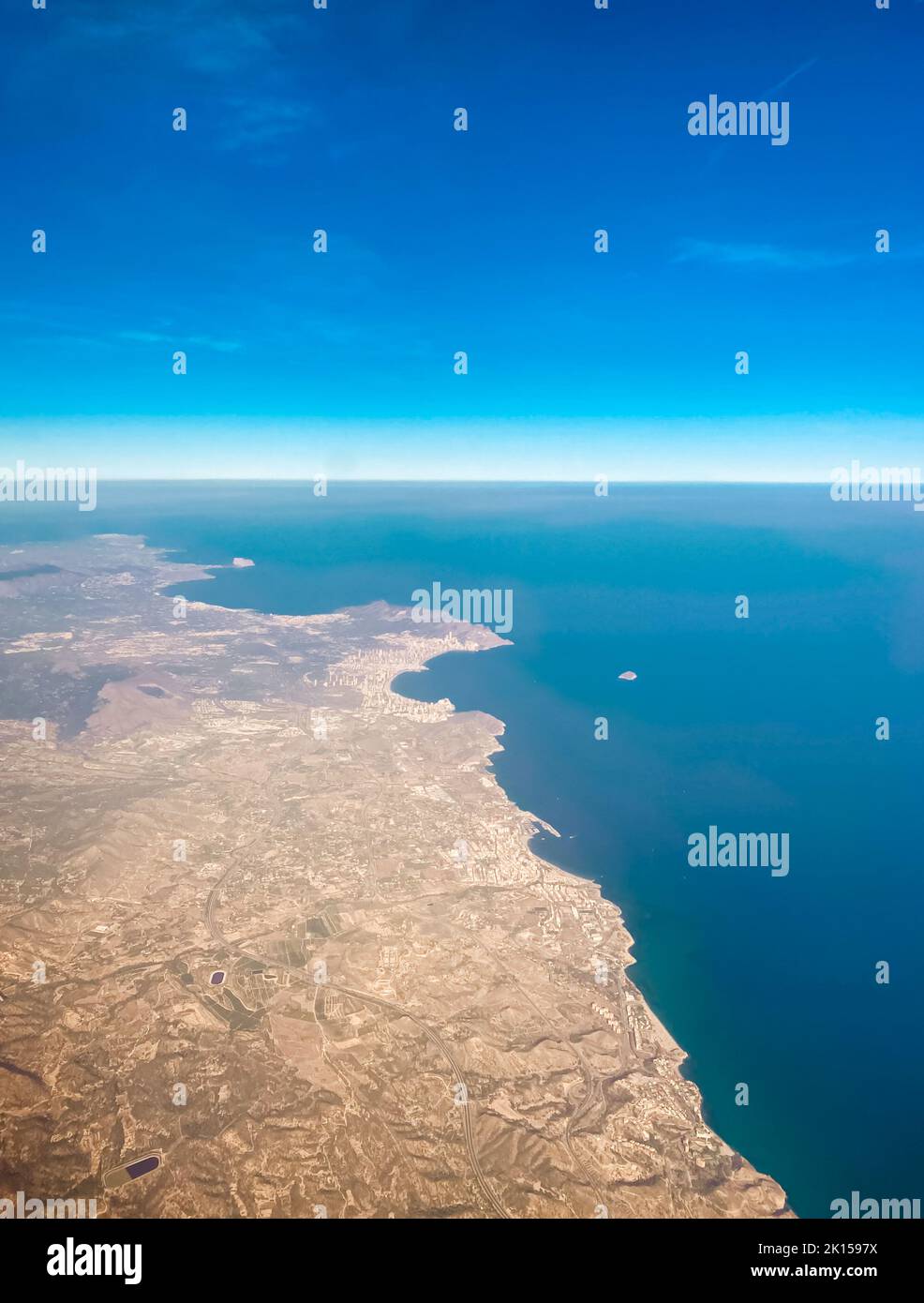 Vue imprenable sur la côte espagnole et l'océan depuis l'avion Banque D'Images