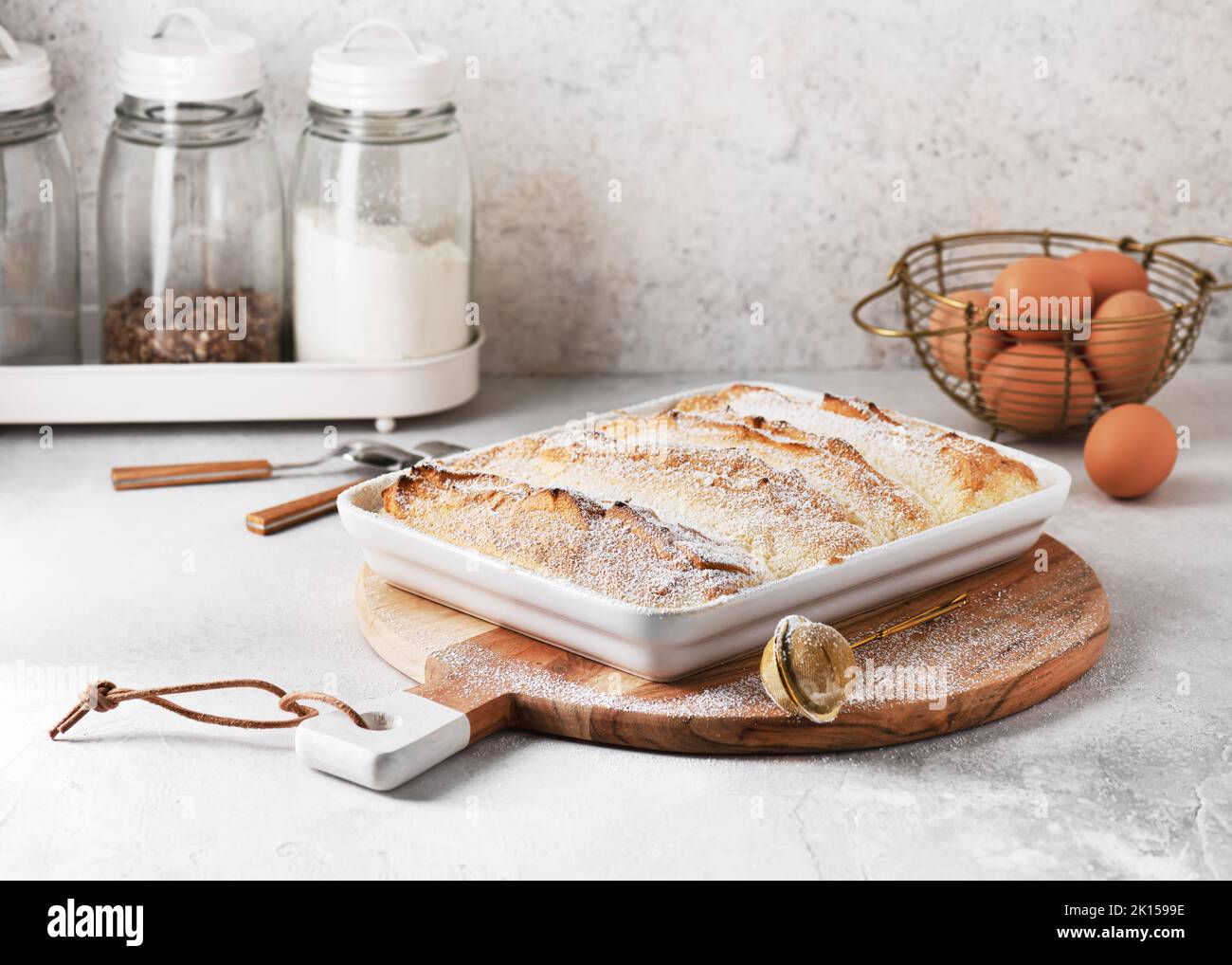 Délicieux soufflé aux œufs appelé Salzburger Nockerl, spécialité autrichienne traditionnelle. Concept de sucreries maison. Copier l'espace. Banque D'Images