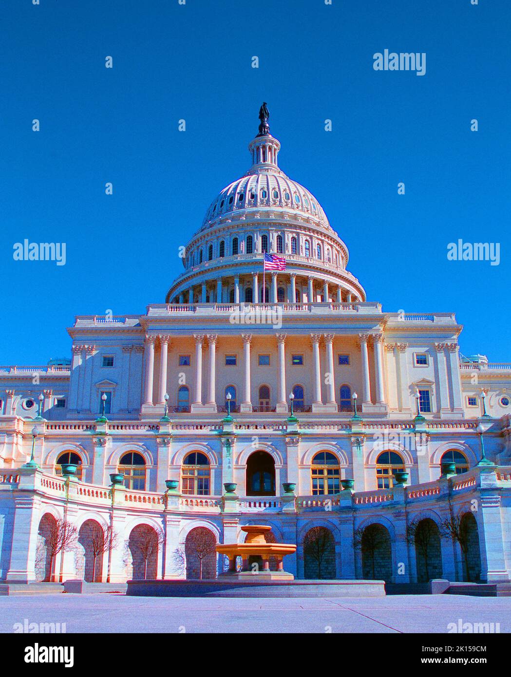 Photographie de concept de couleur extrêmement saturée du bâtiment du Capitole des États-Unis sans personne à Washington, D.C., District de Columbia, ciel sans nuages, Banque D'Images