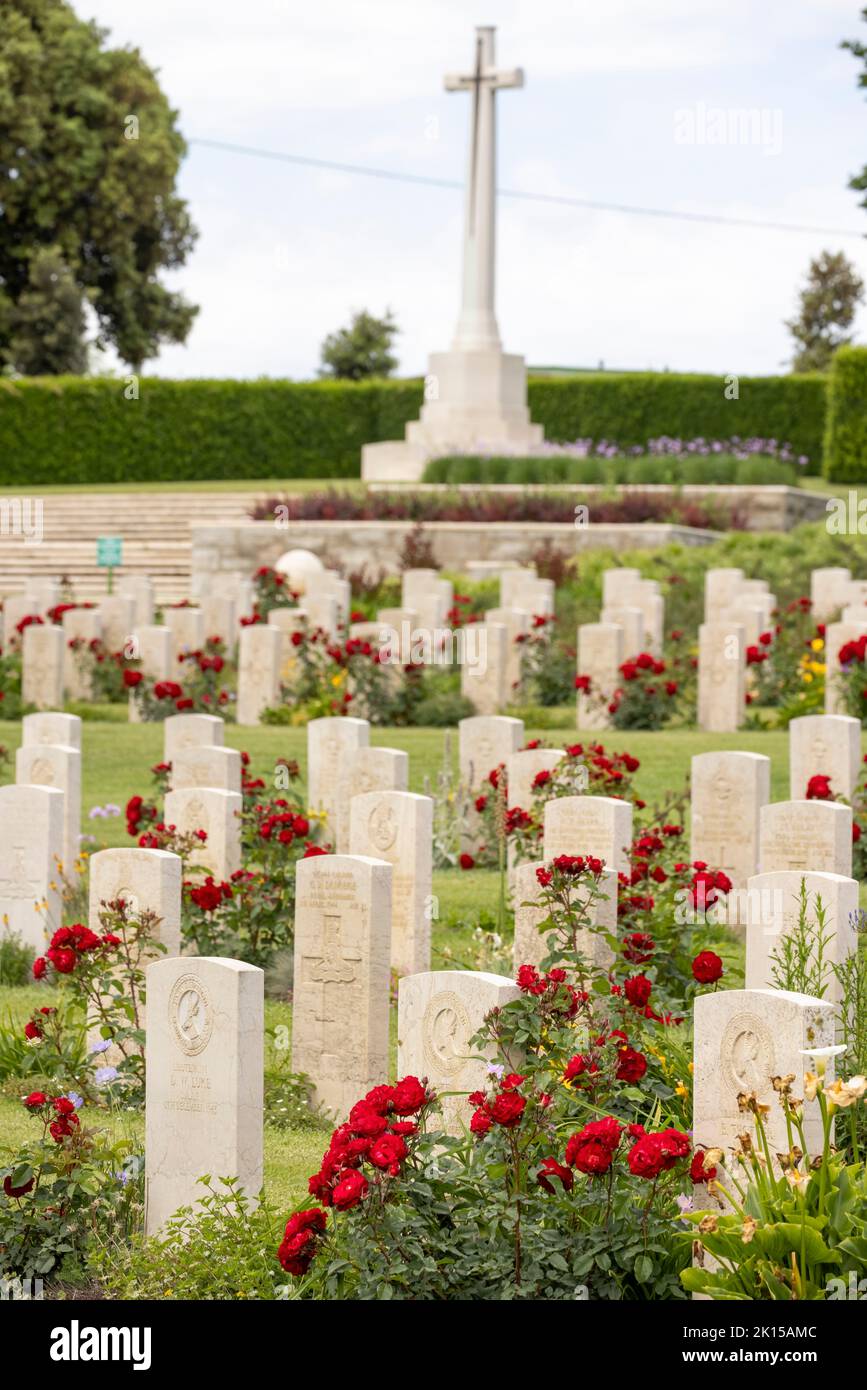 Le cimetière de guerre de la rivière Sangro est un cimetière de guerre britannique et du Commonwealth situé près de Torino di Sangro, dans la province de Chieti, en Italie. Banque D'Images