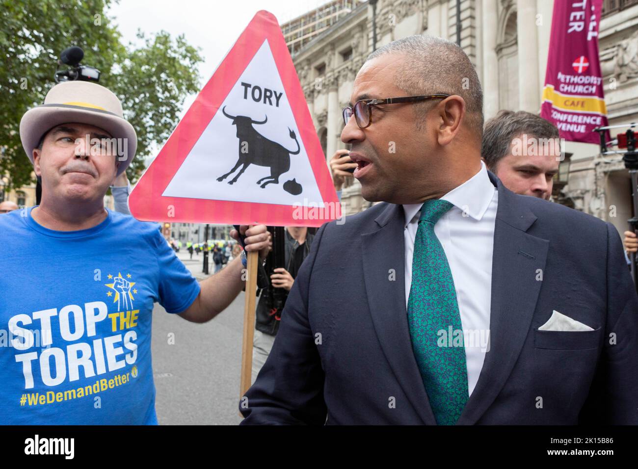 Le chef conservateur nouvellement élu est annoncé cet après-midi au Centre de conférences Queen Elizabeth II. Les manifestants sont vus à l'extérieur du lieu qui détestaient le ministre Banque D'Images