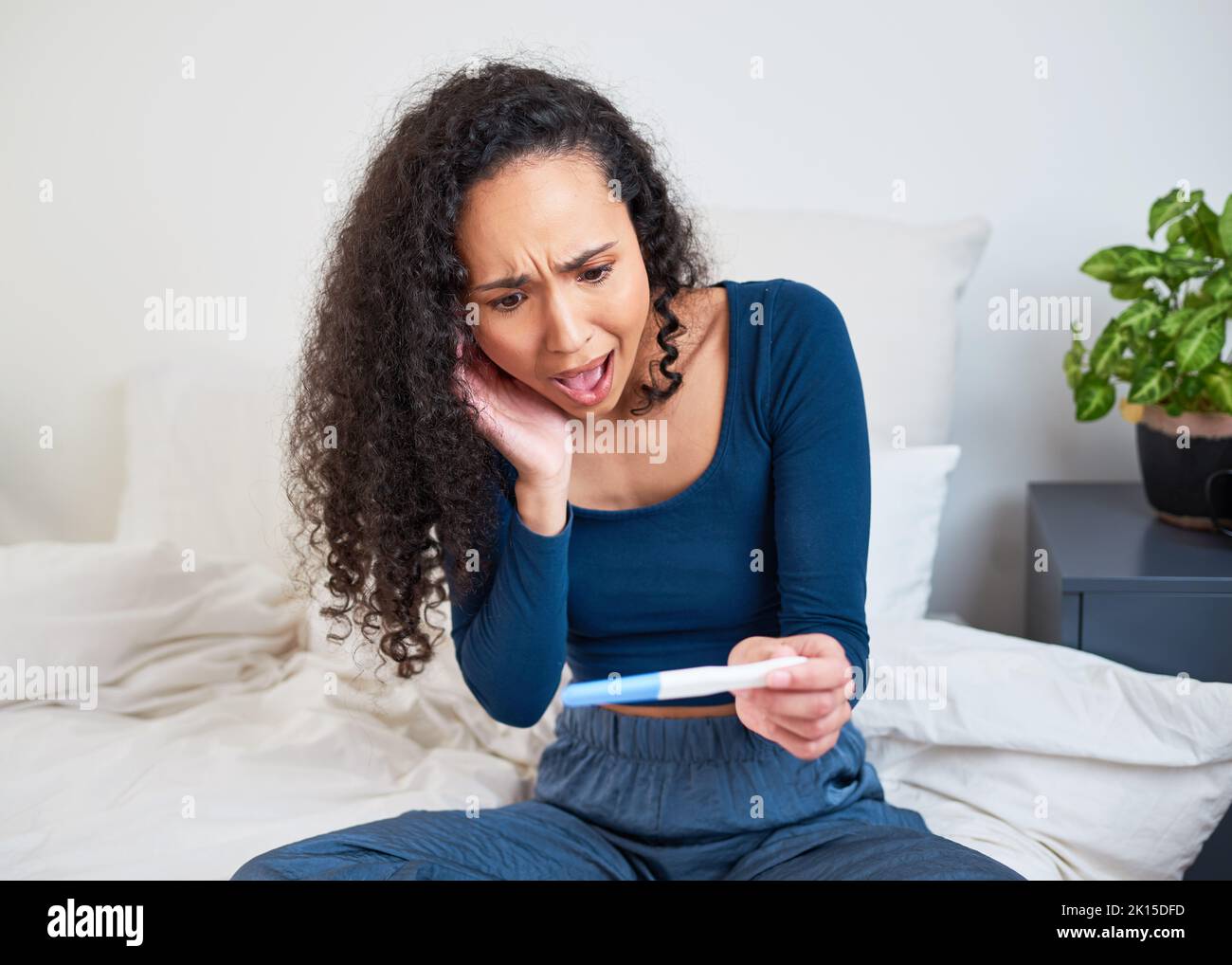 Une jeune femme multi-ethnique est choquée et heureuse de voir le résultat du test de grossesse Banque D'Images