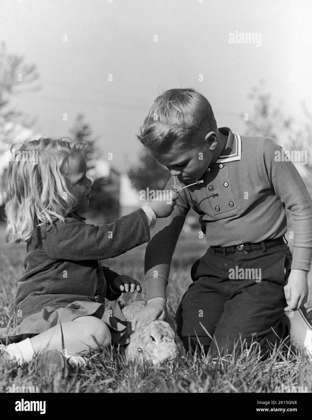 Deux enfants, vers 1955. Banque D'Images