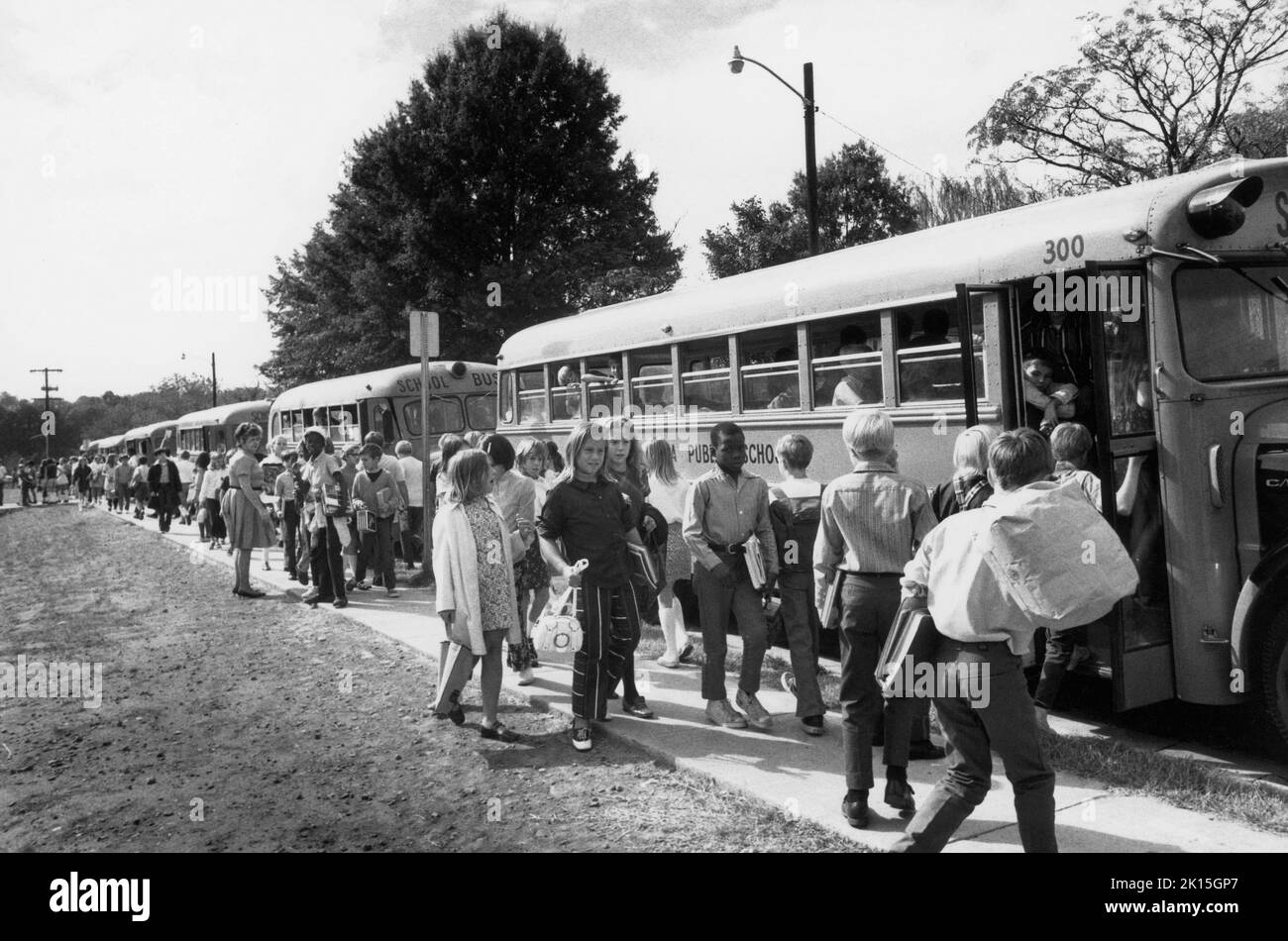 Les autobus scolaires ont permis l'intégration dans les écoles du centre-ville de Charlotte, ordonnées par un juge fédéral au début des années 1960.Le projet a fonctionné et toutes les écoles de la ville ont été intégrées pacifiquement. Banque D'Images