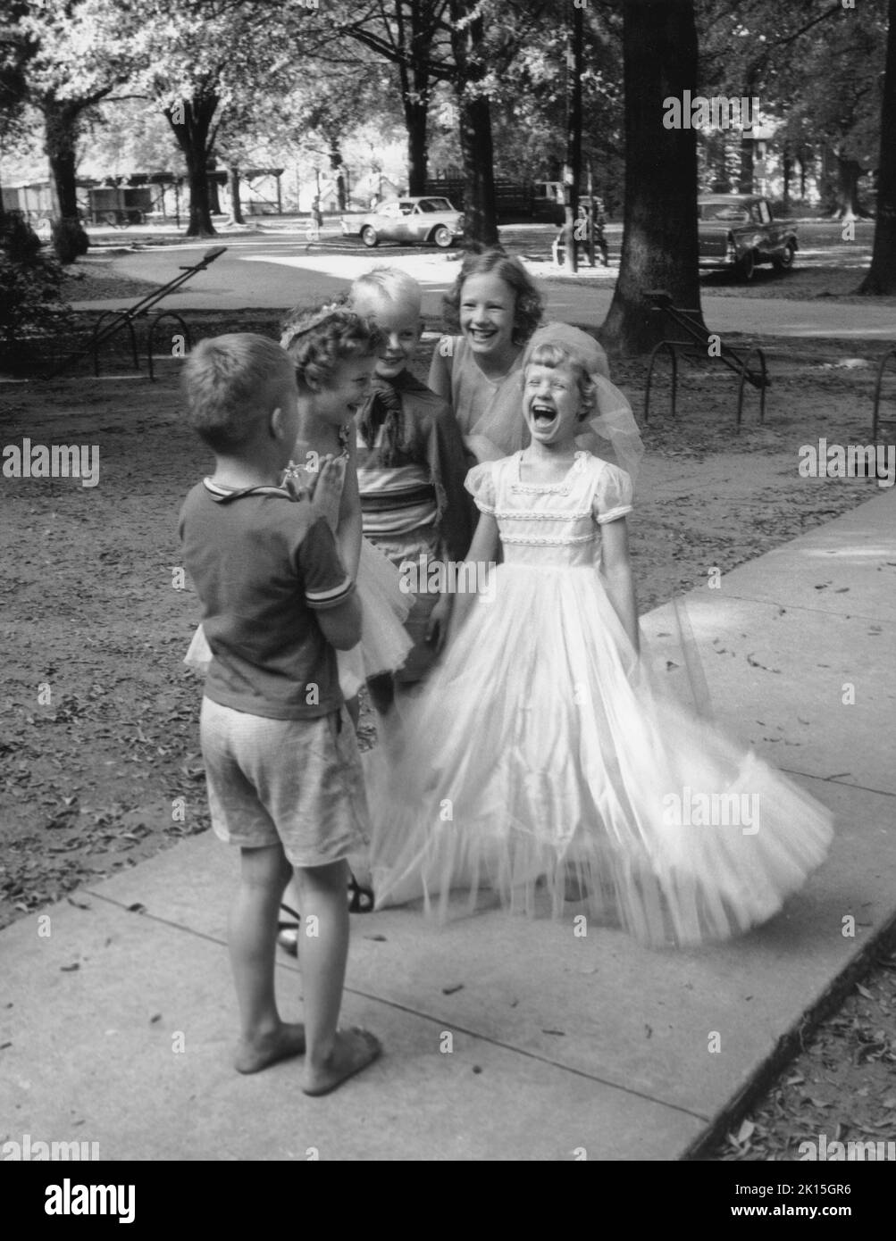 Un mariage à faire croire sur le campus de Thompson Orphanage à Charlotte, en Caroline du Nord, en 1965. Banque D'Images