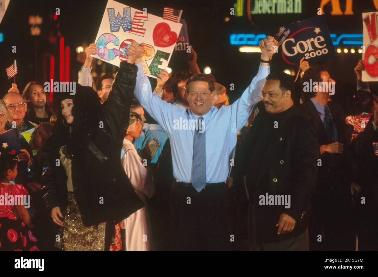 Le vice-président Al Gore, pendant sa campagne présidentielle, lors d'un rassemblement le 31 octobre 2000 à Westwood Village, Los Angeles, Californie.Al Gore (né le 31 mars 1948) a été vice-président des États-Unis en 45th de 1993 à 2001 sous la présidence de Bill Clinton.Il est un militant de l'environnement, écrivain et homme d'affaires. Banque D'Images