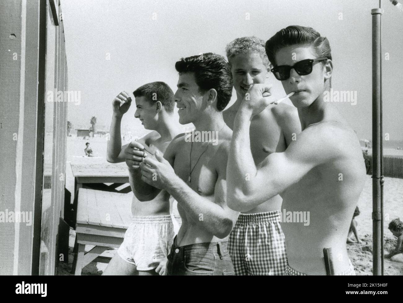Nous sommes les chats les plus cool !Un groupe d'adolescents montrant leurs muscles de bras.1959. Banque D'Images