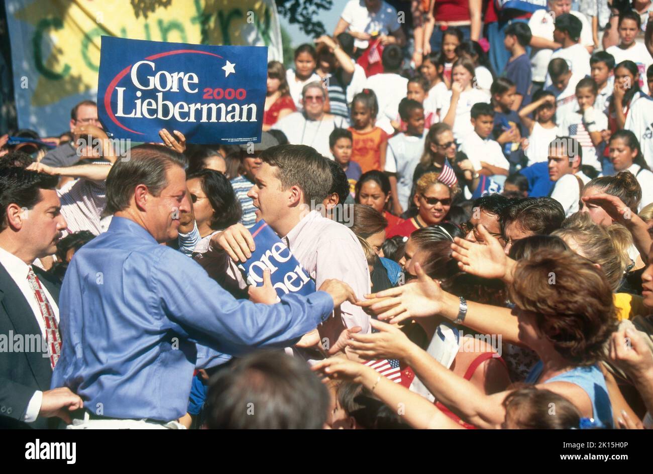 Le vice-président Al Gore, pendant sa campagne présidentielle, à Lakewood Park, Sunnyvale, Californie, le 20 septembre,2000. Al Gore (né le 31 mars 1948) a été le vice-président des États-Unis de 45th de 1993 à 2001 sous la présidence de Bill Clinton.Il est un militant de l'environnement, écrivain et homme d'affaires. Banque D'Images