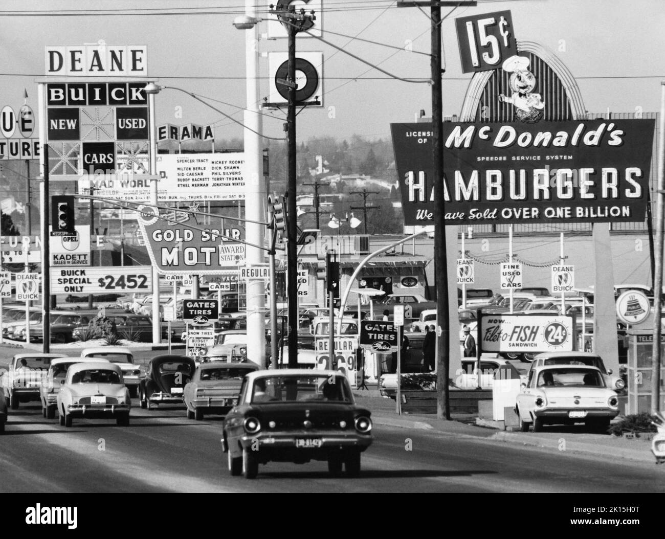 Un regard sur une rue animée de Denver, Colorado, vers 1965. Banque D'Images