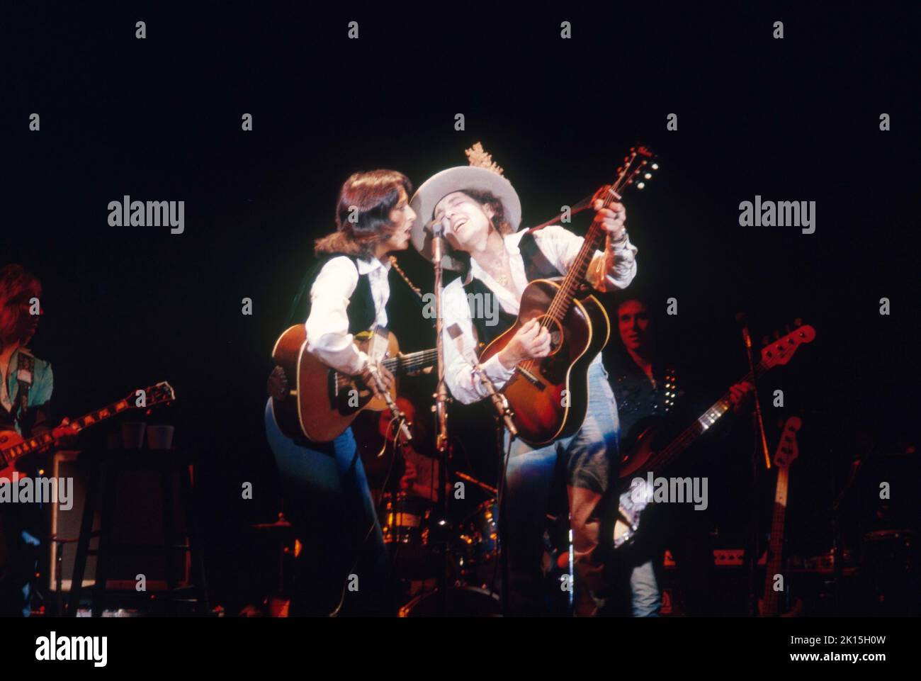 Bob Dylan et Joan Baez en concert pendant le Rolling Thunder Revue, au Civic Center, Springfield, ma.Le Rolling Thunder Revue a été une tournée de concerts aux États-Unis à la fin de 1975 et au début de 1976, dirigée par Bob Dylan. Banque D'Images Bob Dylan et Joan Baez en concert pendant le Rolling Thunder Revue, au Civic Center, Springfield, ma.Le Rolling Thunder Revue a été une tournée de concerts aux États-Unis à la fin de 1975 et au début de 1976, dirigée par Bob Dylan. Banque D'Images