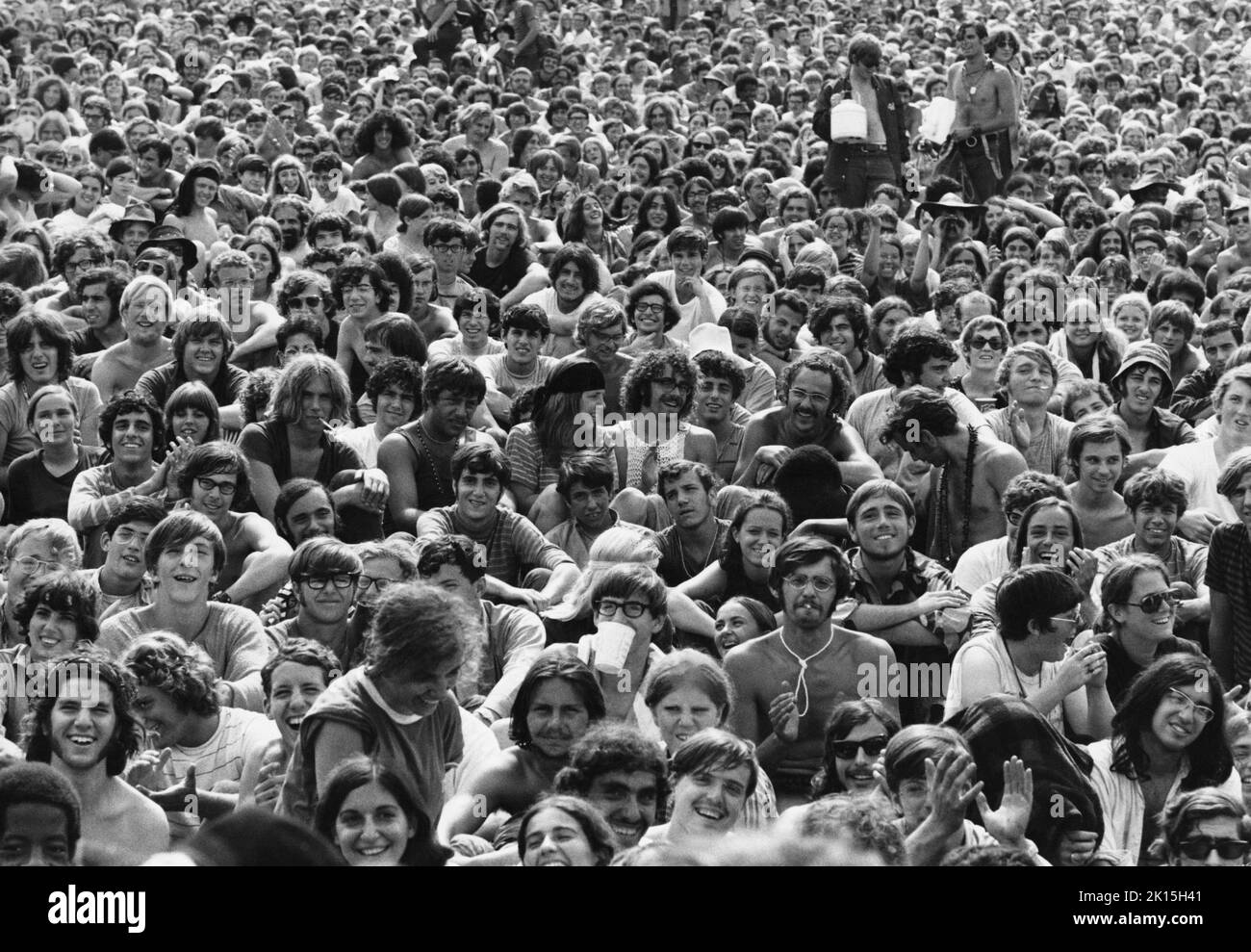 Un regard sur une partie de la foule au Festival de musique de Woodstock; 1969. Banque D'Images