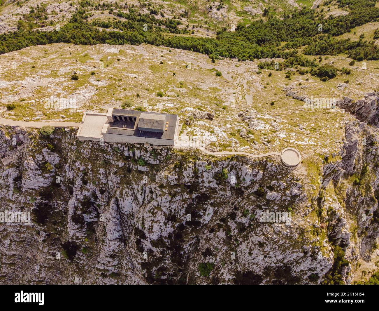 Monténégro. Parc national de Lovcen. Mausolée de Negosh sur le mont Lovcen. Drone. Vue aérienne. Point de vue. Attraction touristique populaire. Petar II Petrovic Banque D'Images